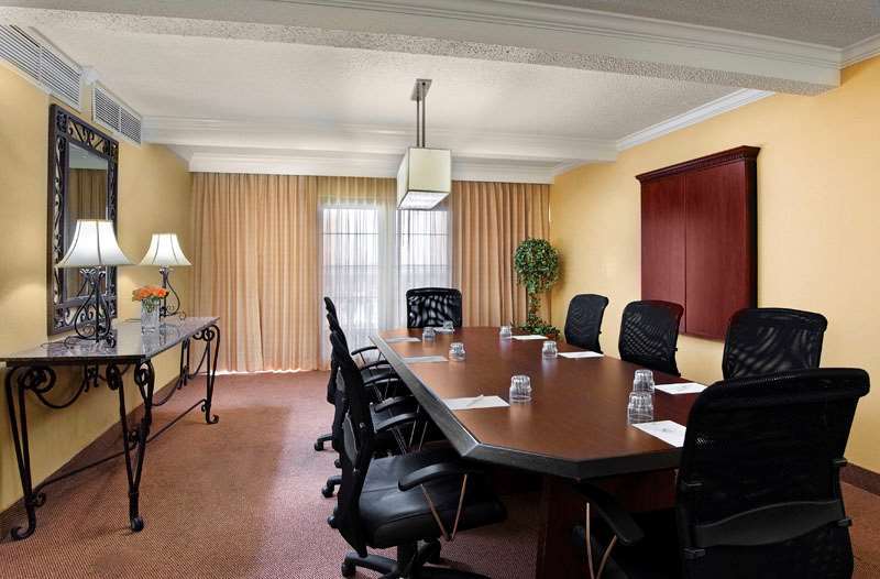 Embassy Suites By Hilton Indianapolis North Бізнес фото