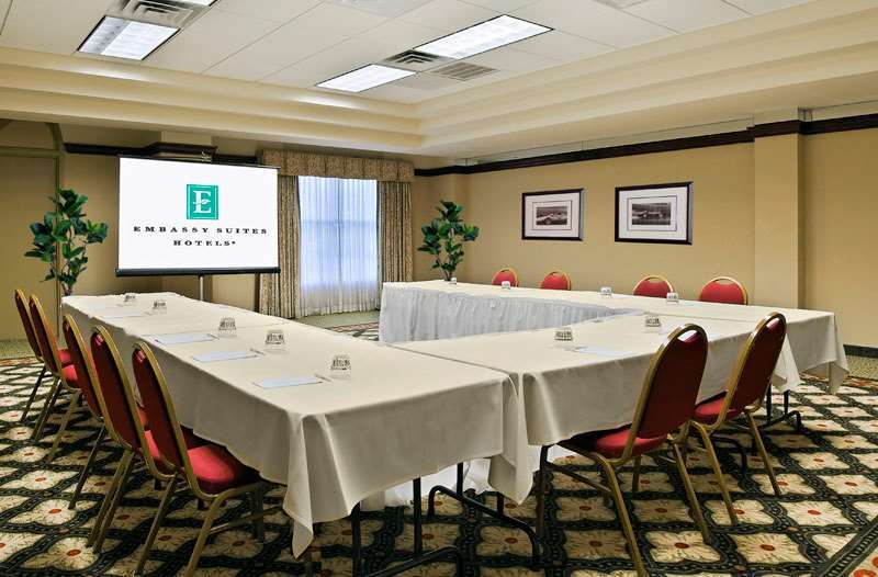 Embassy Suites By Hilton Indianapolis North Бізнес фото